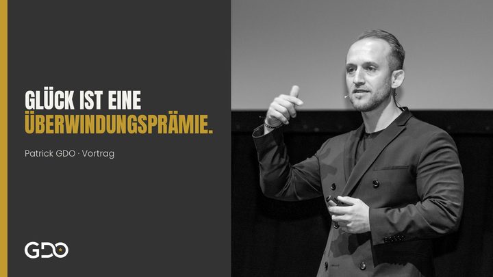 Glück ist eine Überwindungsprämie. Patrick GDO auf der Bühne